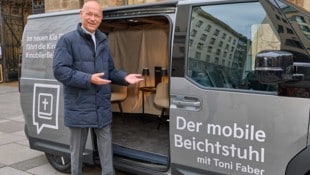 Moderne Beichte im neuen mobilen Beichtstuhl. 