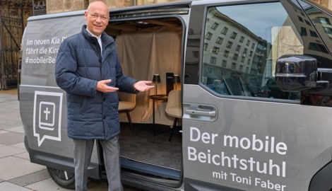 Moderne Beichte im neuen mobilen Beichtstuhl. 