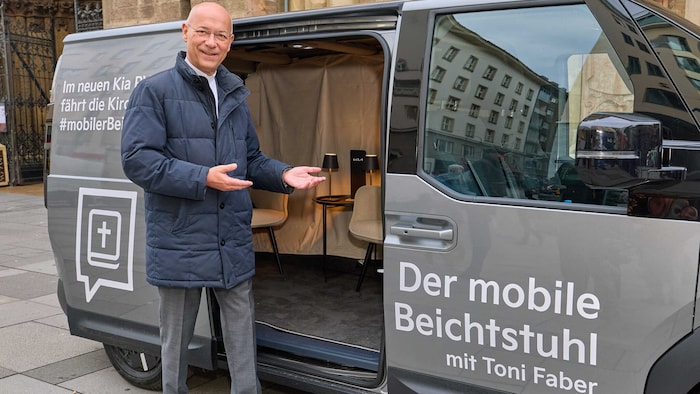 Moderne Beichte im neuen mobilen Beichtstuhl.