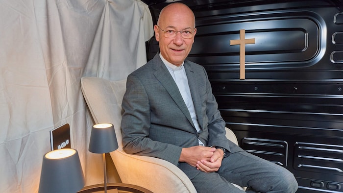 Dompfarrer Toni Faber auf Rädern.