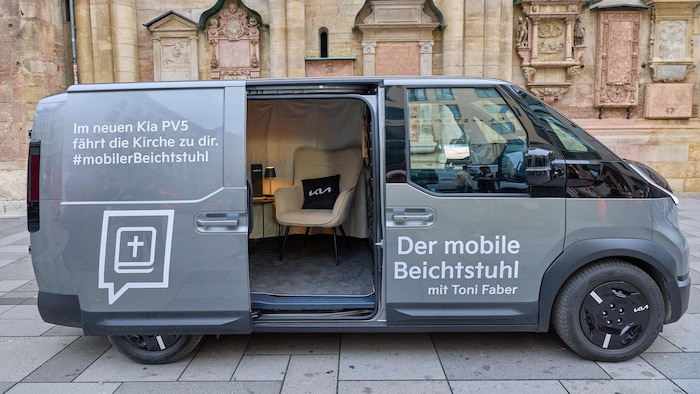 Ganz schöm gemütlich: Angenehmes Licht und gemütliche Sessel im neuen Beicht-Mobil.