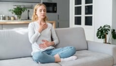 Bereits einfache Atemübungen wie diese helfen.