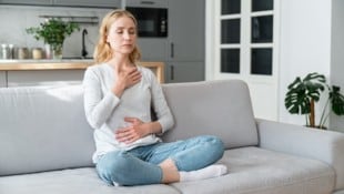 Bereits einfache Atemübungen wie diese helfen.