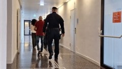 Während der Verhandlung bewegte der Erstangeklagte auffällig oft seinen lädierten Knöchel. Es ...