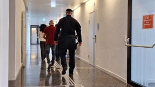 Während der Verhandlung bewegte der Erstangeklagte auffällig oft seinen lädierten Knöchel. Es ...