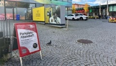 Auf dieser Fläche in Salzburg-Lehen wird für Befahren und Parken abkassiert.