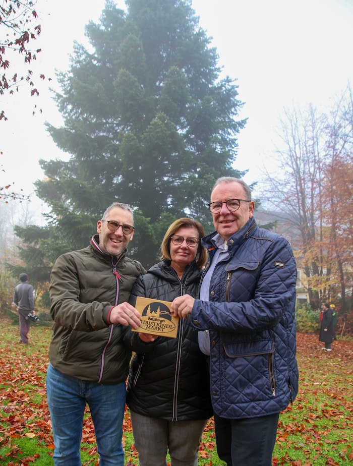 Familie Bauer spendete den Baum: „Wenn er geschmückt ist, schauen wir ihn uns am ...