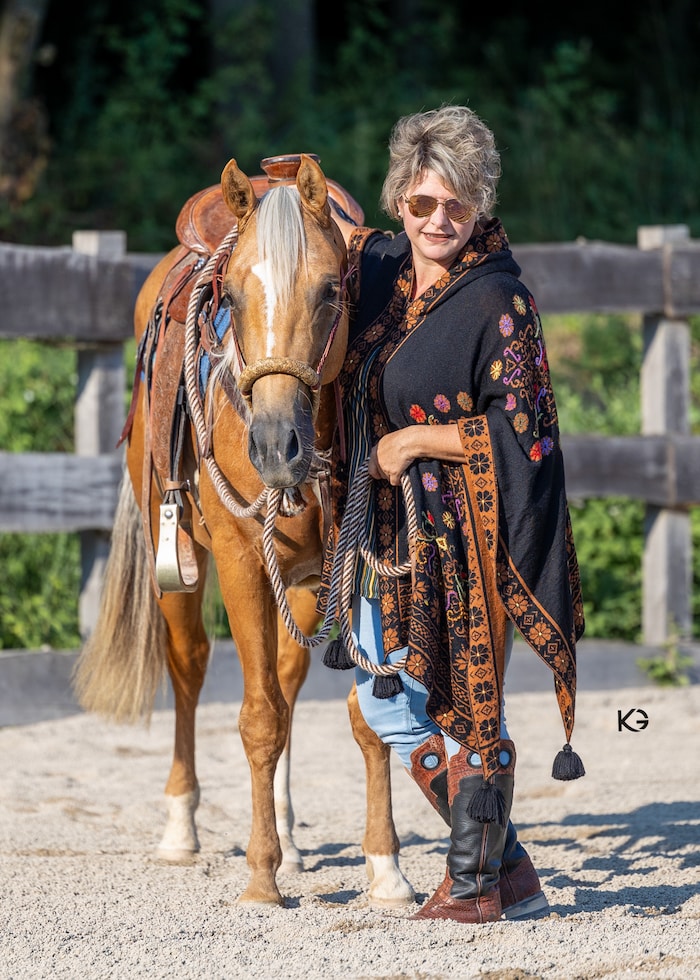 Andrea Morawitz mit ihrem ersten toten Pferd. „Randy“ starb 2024.