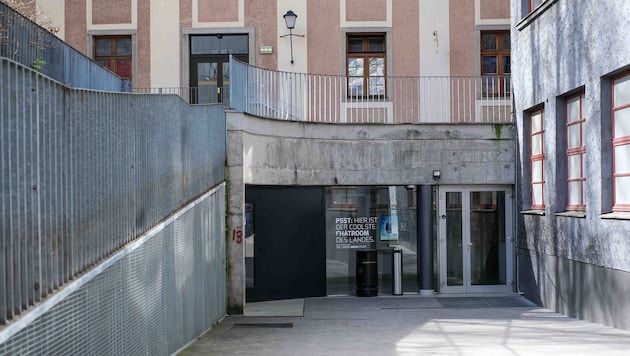 Von diesem Geländer in Linz stürzte im Vorjahr ein Mühlviertler (34) in den Tod