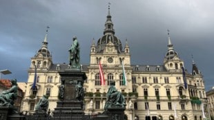 Dunkle Wolken über dem Rathaus. Heute gab es eine Krisensitzung.