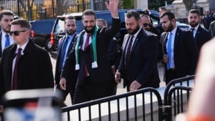 Ahmed al-Sharaa (Mitte) kam durch den Seiteneingang ins Weiße Haus. Der Empfang erfolgte ohne ...