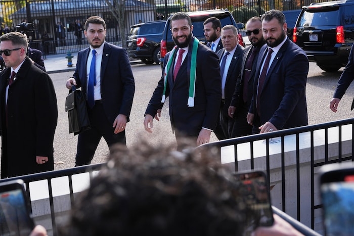 Ahmed al-Sharaa (Mitte) kam durch den Seiteneingang ins Weiße Haus. Der Empfang erfolgte ohne ...