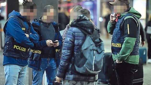 Mehr als 30 Polizeibeamte waren Montagabend am Hauptbahnhof in Favoriten im EinsatzMehr als 30 ...