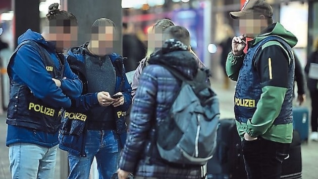 Mehr als 30 Polizeibeamte waren Montagabend am Hauptbahnhof in Favoriten im Einsatz.