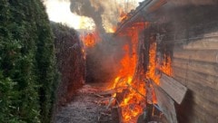 Das Holzgebäude hatte aus ungeklärter Ursache Feuer gefangen