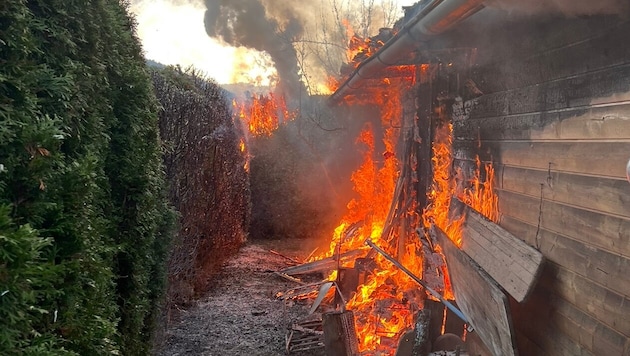 Das Holzgebäude hatte aus ungeklärter Ursache Feuer gefangen