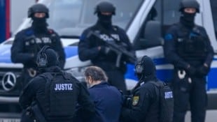 Ein Aufgebot an Polizisten bringt den Attentäter vom 20.12.2024 zur Fahrzeugkolonne.