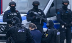Ein Aufgebot an Polizisten bringt den Attentäter vom 20.12.2024 zur Fahrzeugkolonne.