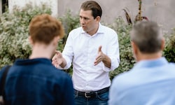 Kurz führte auch die „Krone“ durch sein Reich in Tel Aviv. Der hemdsärmelige Ex-Politiker ist in ...