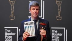 David Szalay mit der Trophäe und seinem Buch