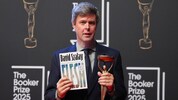David Szalay mit der Trophäe und seinem Buch