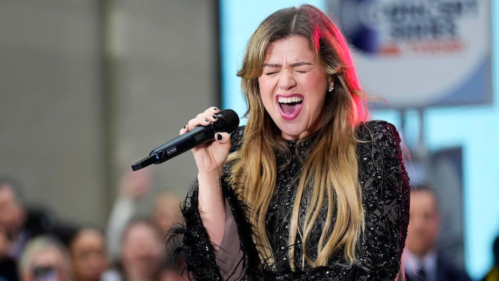 Kelly Clarkson (43) teilt auf der Bühne heftig gegen einen Ex-Manager aus.