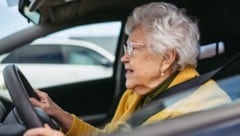 Bei Über-75-Jährigen wird das Unfallrisiko höher eingeschätzt als bei 16-Jährigen. (Symbolbild)