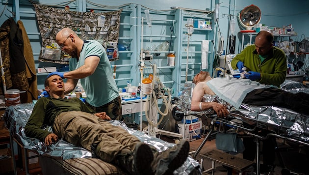 Ukrainian military paramedics on the front line in the Donesk region (symbolic image)