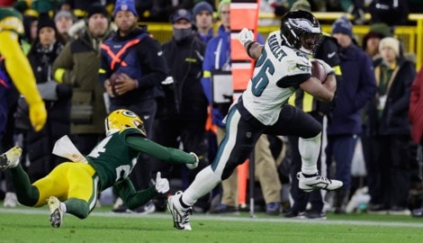 NFL-Champion Philadelphia Eagles besiegt die Green Bay Packers.