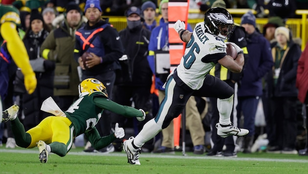 NFL-Champion Philadelphia Eagles besiegt die Green Bay Packers.