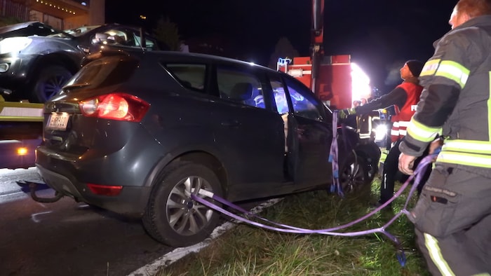 Die Feuerwehr half beim Abschleppen der beiden Unfallwagen mit.