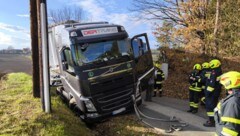 Der Lkw landete im Graben