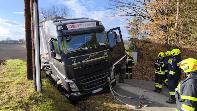 Der Lkw landete im Graben