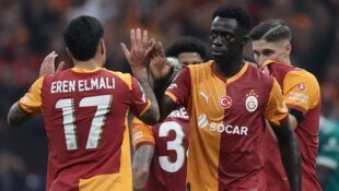 Galatasaray-Profi Eren Elmali (li.) wurde zusammen mit über 1000 anderen Spielern vom türkischen ...