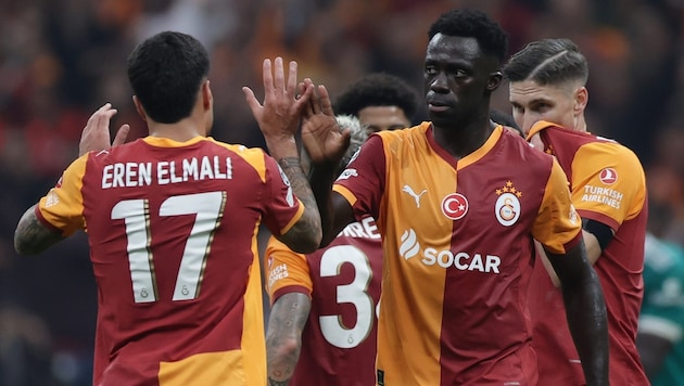 Galatasaray-Profi Eren Elmali (li.) wurde zusammen mit über 1000 anderen Spielern vom türkischen ...