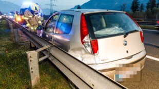 Der Unfallwagen wurde stark beschädigt und musste abgeschleppt werden.