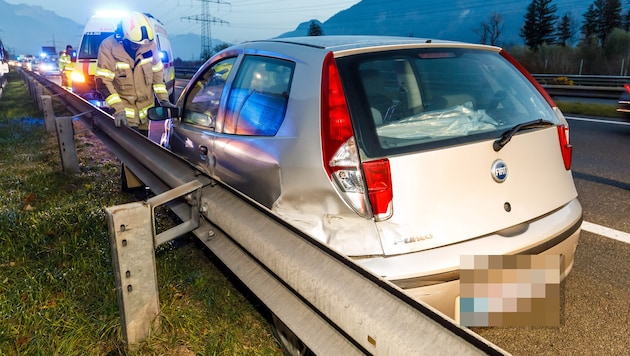 Der Unfallwagen wurde stark beschädigt und musste abgeschleppt werden.