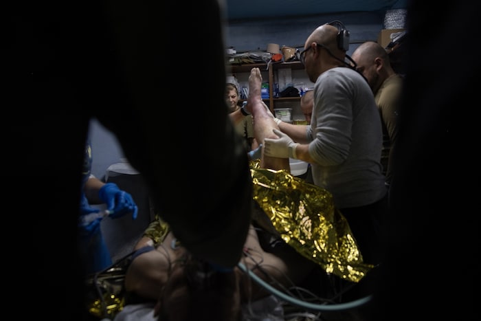 Sanitäter und Patienten sehen oft wochenlang kein Sonnenlicht – die Gefahr durch Kampfdrohnen ...