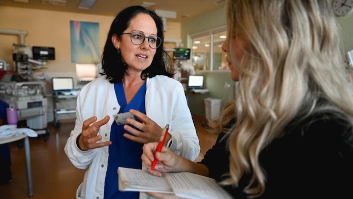 „Krone“-Redakteurin Lisa Prearo im Gespräch mit Elisabeth Gramberger, Leiterin der Pflege auf ...