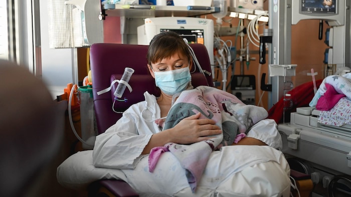 So klein, so zerbrechlich: Selbst für die Mama ist es gar nicht einfach, dieses knapp ein Kilo ...