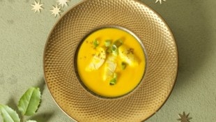 Für besonders Eilige: Man kann die Karotten und den Gemüsefond auch durch 1 Liter Karottensaft ...