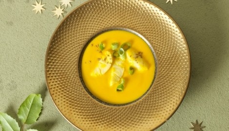 Für besonders Eilige: Man kann die Karotten und den Gemüsefond auch durch 1 Liter Karottensaft ...