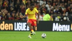 Sammy Baidoo zeigt in Frankreich groß auf.