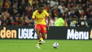 Sammy Baidoo zeigt in Frankreich groß auf.