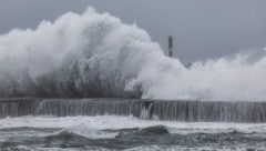 Gewaltige Wellen erreichen bereits die Stadt Yilan im Taiwan.