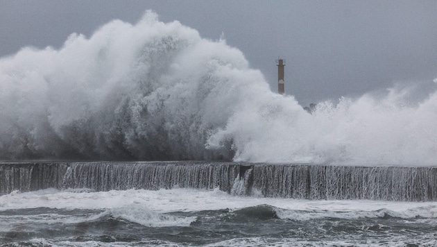 Gewaltige Wellen erreichen bereits die Stadt Yilan im Taiwan.