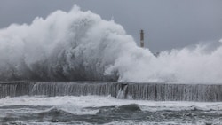 Gewaltige Wellen erreichen bereits die Stadt Yilan im Taiwan.