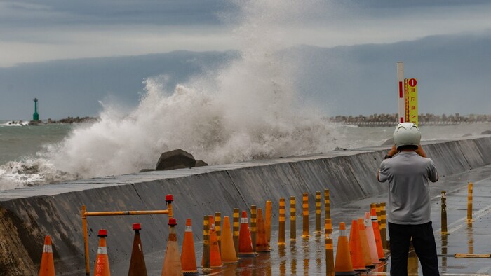 Der Tropensturm in Taiwan kündigt sich bereits mit enormen Wellen an.
