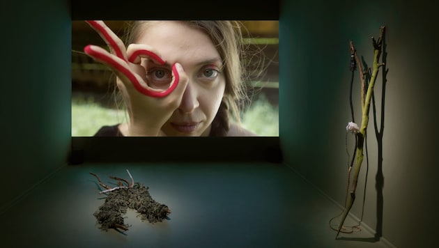 Die Künstlerin Anca Benera präsentiert die Videoinstallation „Proben für den Frieden“