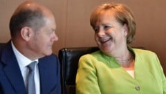 Ex-Kanzler Olaf Scholz und seine Vorgängerin Angela Merkel standen – wie auch zahlreiche andere ...